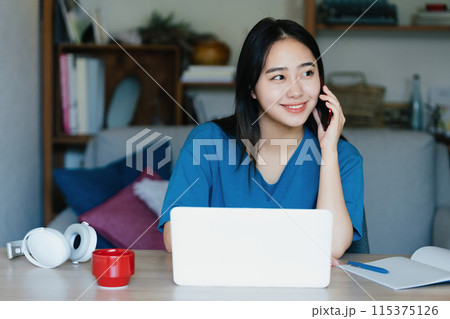 オンライン学習をする女性 オンライン学習をする女性 115375126