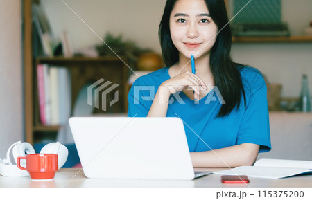 オンライン学習をする女性 オンライン学習をする女性 115375200