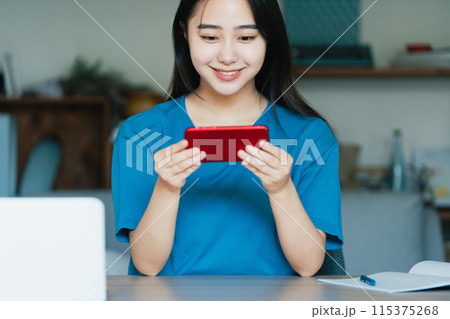 スマホ学習をする若い女性 115375268