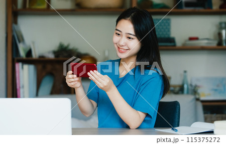 スマホ学習をする若い女性 スマホ学習をする若い女性 115375272