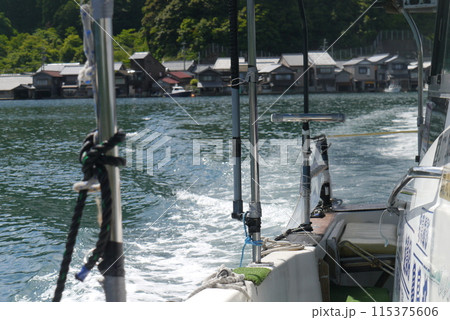 丹後半島の北の端ここは伊根の舟屋です 丹後半島の北の端ここは伊根の舟屋です 115375606