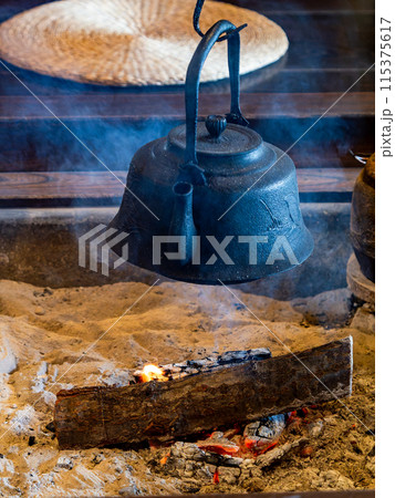囲炉裏のある風景 115375617