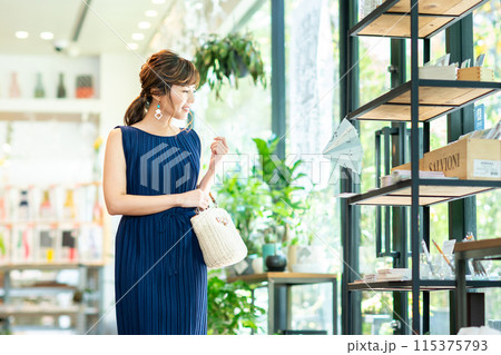 買い物する若い女性 買い物する若い女性 115375793