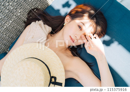 リゾート地でリラックスする水着の女性 115375916