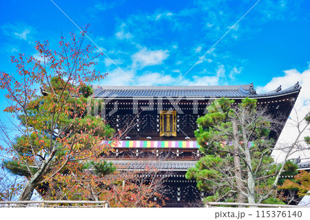 金戒光明寺 青空と山門と紅葉 金戒光明寺 青空と山門と紅葉 115376140