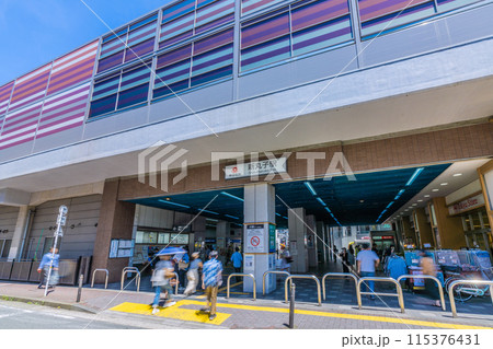 日本の川崎都市景観 6月。東急電鉄　新丸子駅などを望む 115376431