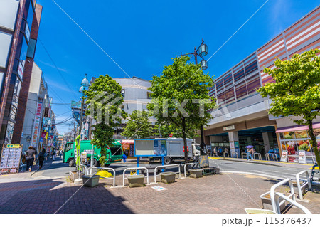 日本の川崎都市景観 6月。東急電鉄　新丸子駅などを望む 115376437