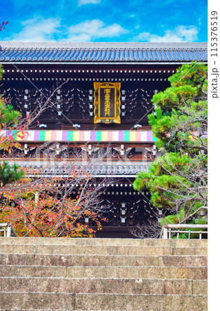 金戒光明寺　青空と山門と紅葉 115376519