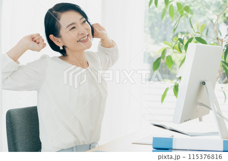 伸びをするミドル女性 伸びをするミドル女性 115376816