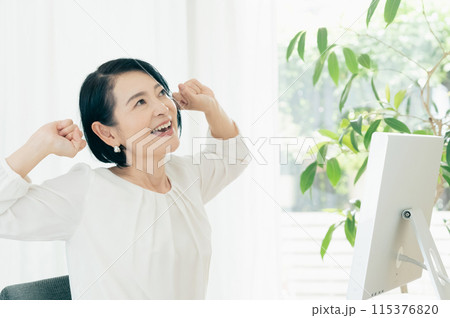 伸びをするミドル女性 115376820