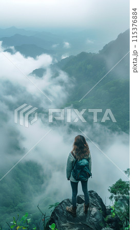険しい山頂から山を見下ろしている登山者 AI画像 115376884