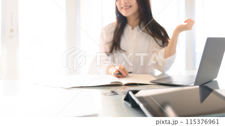 美しいビジネスウーマンのポートレート:イメージカット 美しいビジネスウーマンのポートレート:イメージカット 115376961
