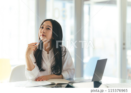 美しいビジネスウーマンのポートレート:イメージカット 美しいビジネスウーマンのポートレート:イメージカット 115376965