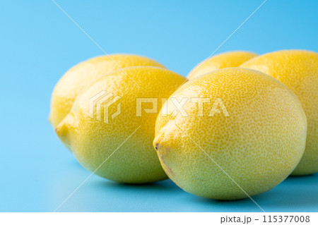 爽やかなレモンのクローズアップ背景 爽やかなレモンのクローズアップ背景 115377008