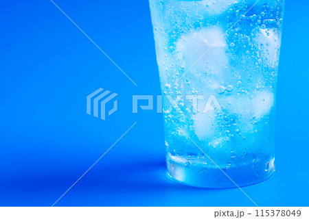 炭酸水の入ったグラス 115378049
