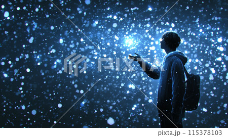 満天の星をつかもうとする男性