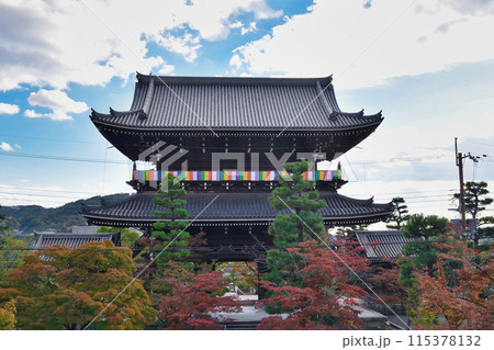 金戒光明寺　青空と山門と紅葉 115378132
