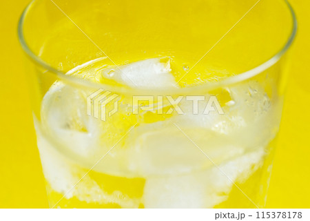 氷と炭酸が入ったグラス 氷と炭酸が入ったグラス 115378178