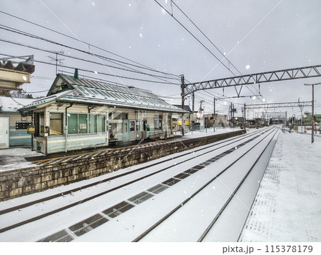 雪が降っている冬の津軽新城駅・青森県青森市 雪が降っている冬の津軽新城駅・青森県青森市 115378179