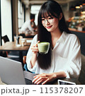 喫茶店でパソコンを使って作業している日本人女性 115378207