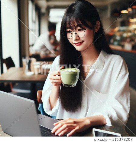 喫茶店でパソコンを使って作業している日本人女性 115378207