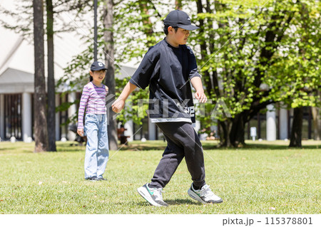 公園でサッカーをする子ども　children playing soccer in the park 115378801