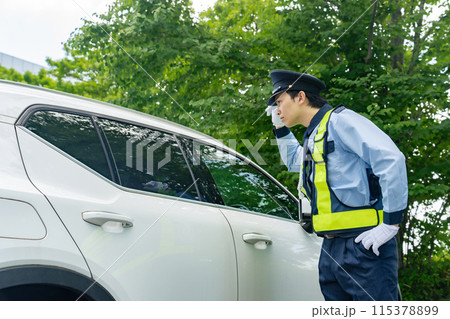 不審な自動車をチェックする警備員 不審な自動車をチェックする警備員 115378899