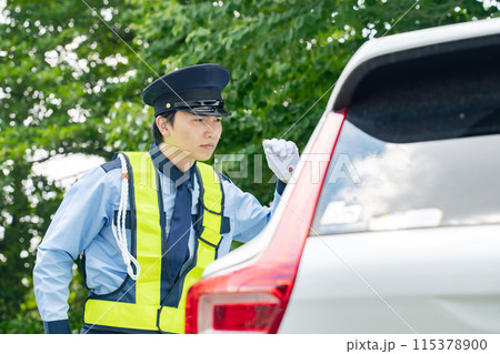 不審な自動車をチェックする警備員 不審な自動車をチェックする警備員 115378900