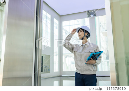 エレベーターを点検する作業員 115378910