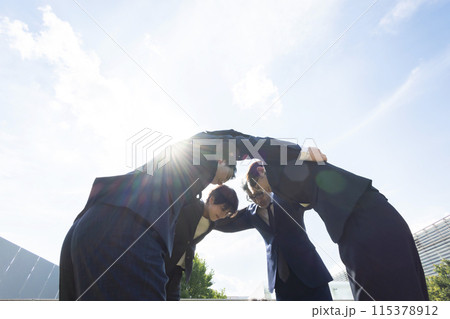 円陣を組む様々な世代のビジネスパーソン　チームワーク　団結 115378912