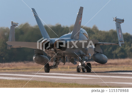 スイス空軍F/A-18Dホーネットのタキシング スイス空軍F/A-18Dホーネットのタキシング 115378988