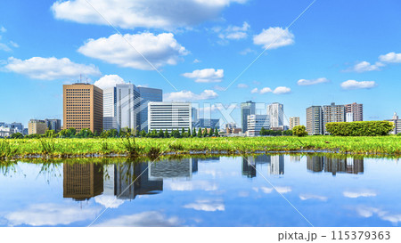 雨上がりの川崎の都市風景 水たまりに映る街並み【神奈川県・川崎市】 雨上がりの川崎の都市風景 水たまりに映る街並み【神奈川県・川崎市】 115379363