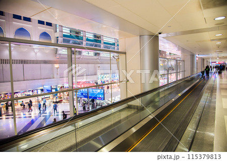 ドバイ国際空港の動く歩道 115379813