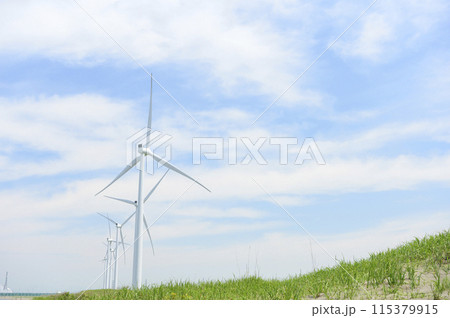 風力発電と青空 115379915