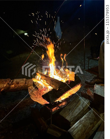 キャンプ　焚き火 115379953