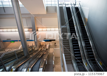 ドバイ国際空港のエスカレーター群 ドバイ国際空港のエスカレーター群 115379967