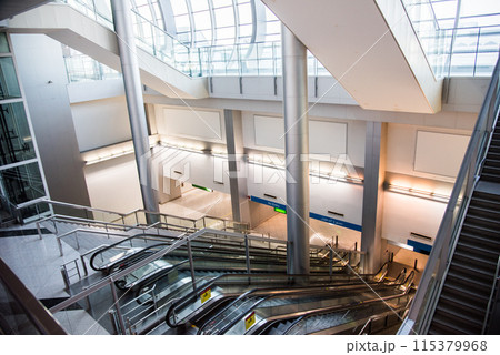 ドバイ国際空港のエスカレーター群 115379968