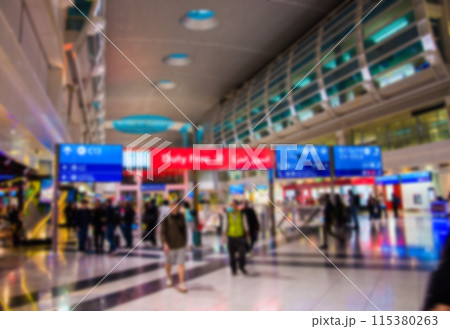 ドバイ国際空港のショッピングモールのボカシ風景 115380263