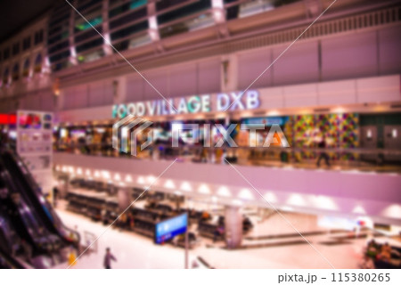 ドバイ国際空港のショッピングモールのボカシ風景 115380265