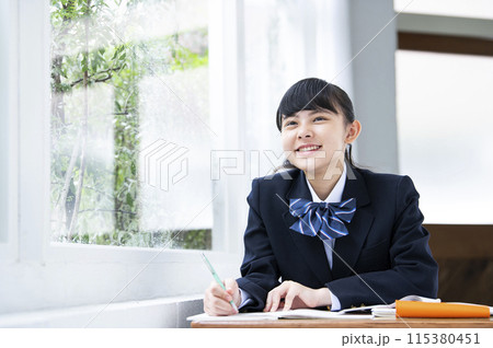 授業を受ける女子中学生 授業を受ける女子中学生 115380451