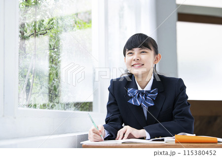 授業を受ける女子中学生 授業を受ける女子中学生 115380452