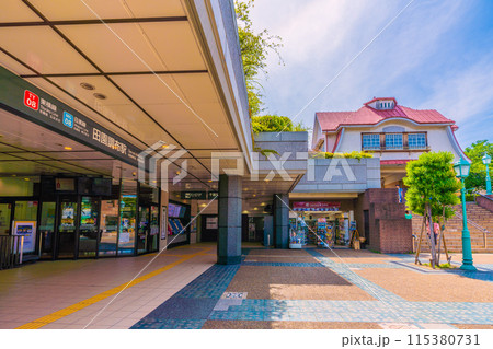 日本の東京都市景観 6月。東急電鉄 田園調布駅などを望む。右奥は復元駅舎＝8日 115380731