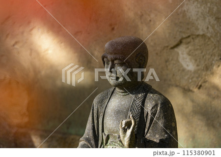 秋の京都　宝厳院　獅子吼の庭　土塀の前に並ぶ羅漢像 115380901