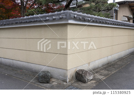 秋の京都・嵐山 築地塀 いけず石 秋の京都・嵐山 築地塀 いけず石 115380925