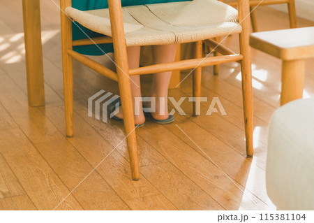 ダイニングチェアの脚 115381104