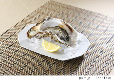 クラッシュアイスに乗せた岩牡蠣 115381356