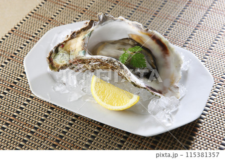 クラッシュアイスに乗せた岩牡蠣 115381357