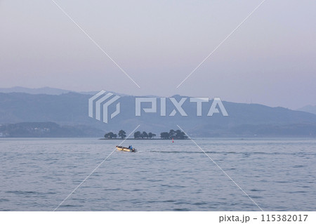 早朝の宍道湖へ漁に出る漁船 115382017