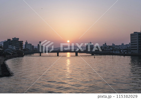 朝日が照らす松江の市街地と大橋川 115382029
