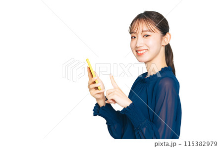 スマホを使う女性　手作業で精密に切り抜いた背景透過写真PNG 115382979